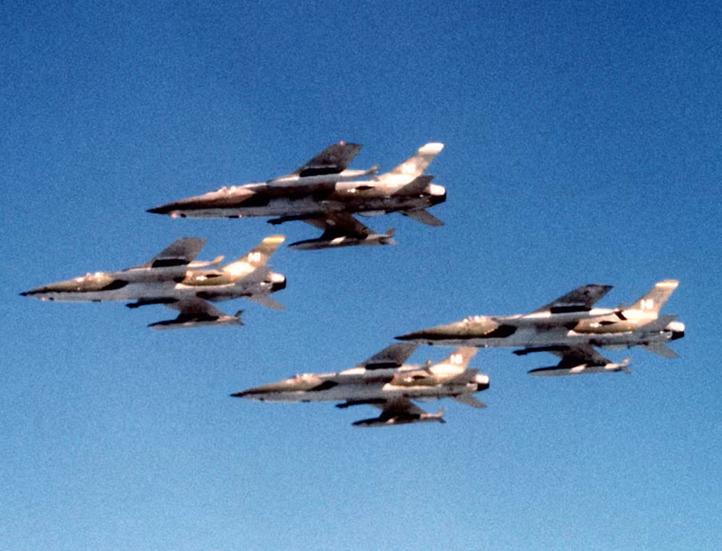 Giai đoạn 1950-1960, Không quân Mỹ đã mua khoảng 833 chiếc tiêm kích bom F-105. Hơn 334 chiếc bị bắn hạ tại chiến trường Việt Nam giai đoạn 1965-1970. Theo nhà phân tích Kopp, khoảng 22 chiếc F-105 bị MiG-21 của Không quân Việt Nam bắn hạ trong không chiến. Còn phía Mỹ tuyên bố rằng F-105 đã bắn hạ 27 chiếc MiG-21.