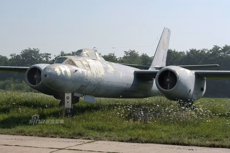 Một trong hai chiếc HJ-5 – phiên bản huấn luyện chiến đấu máy bay ném bom H-5 được Trung Quốc viện trợ cho Romania.