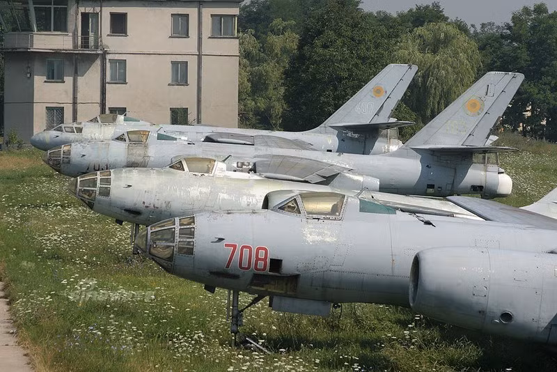 Vào năm 2006, nhóm người đam mê quân sự đã phát hiện hơn 10 chiếc máy bay ném bom H-5 do Trung Quốc sản xuất ở ngoại ô thành phố Baku, Romania.