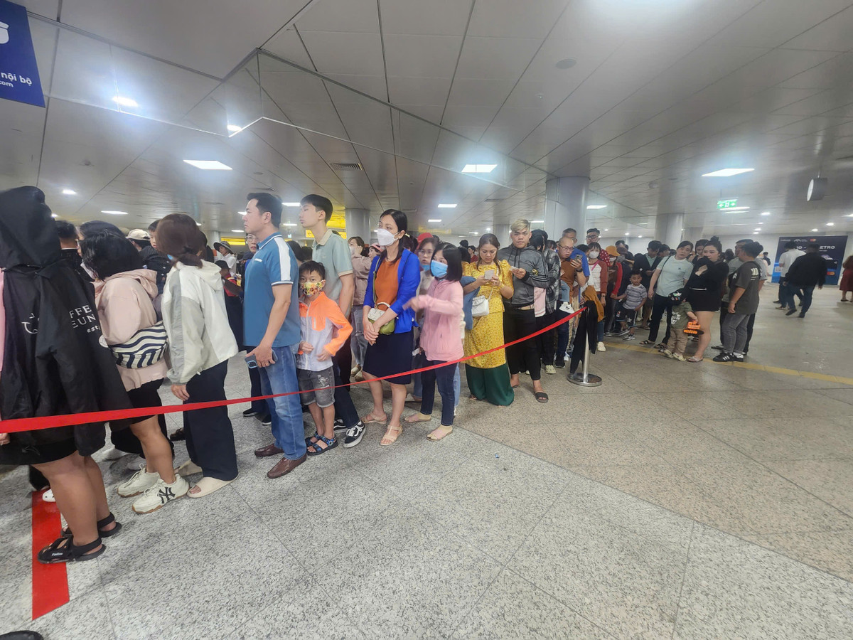 Nhiều hàng dài chờ đến lượt mua vé.