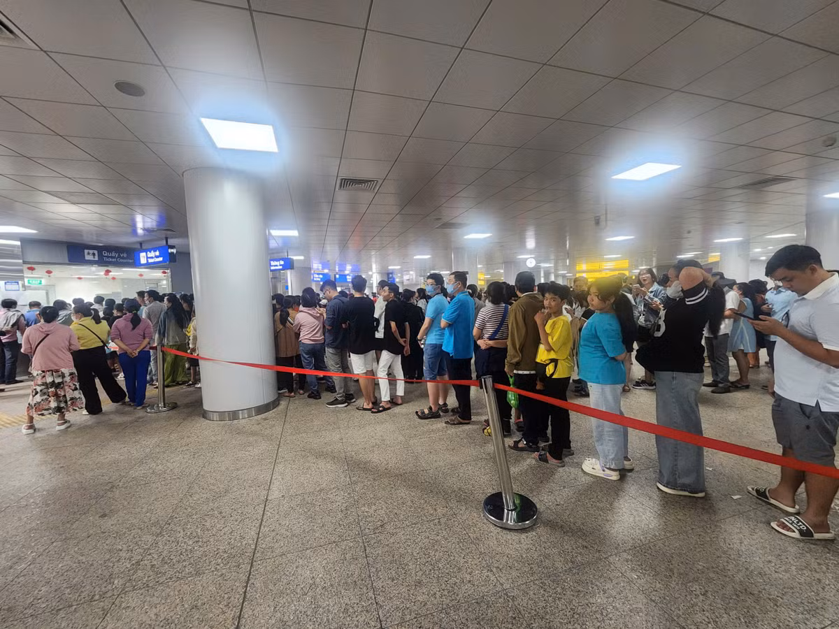 Hành khánh không đặt được vé qua app sẽ phải xếp hàng chờ hơn 30 phút tại quầy để được mua vé trực tiếp.