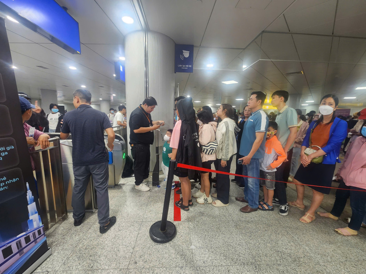 Theo quan sát của PV, các nhân viên phải quét mã QR trên vé nhiều lần mới có tín hiệu vé hợp lệ. Vì vậy, người dân phải chờ 10 đến 15 phút để qua được cổng soát vé.