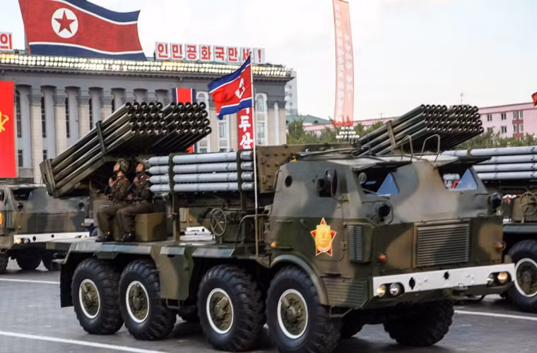 Pháo phản lực phóng loạt 122mm 40 nòng với thiết kế đạn dự trữ đặt ngay sau cabin lái xe.