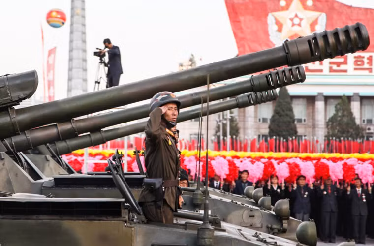 Ngoài pháo phản lực, Quân đội Triều Tiên sở hữu hàng nghìn khẩu lựu pháo tự hành các loại. Hầu hết chúng là thiết kế khá đơn giản, chỉ là sự kết hợp đặt bệ pháo kéo (bỏ hết bánh, càng giảm giật) lên khung gầm xe thiết giáp tạo thành pháo tự hành. Ảnh: Lựu pháo tự hành M-1985 122mm (phương Tây định danh) là sự kết hợp giữa lựu pháo D-30 do Liên Xô chế tạo với xe thiết giáp 323 Sinhung Triều Tiên sản xuất.