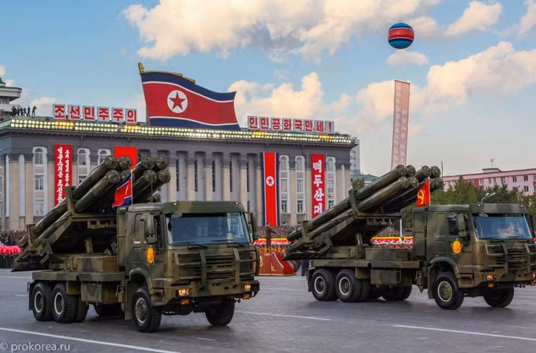 Đặc biệt, cuộc duyệt binh năm nay, Quân đội Triều Tiên lần đầu giới thiệu pháo phản lực được cho là cỡ 300mm với ống phóng khác biệt, lớn hơn cỡ 240mm. Chỉ có 8 ống phóng đặt trên khung bệ xe vận tải 6x6 bánh có thể được nhập khẩu từ Trung Quốc.