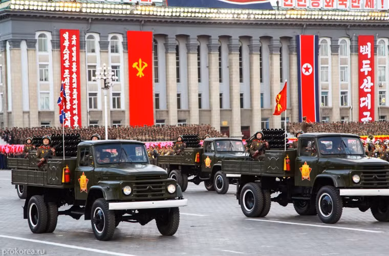 Pháo binh Triều Tiên được xem là một trong những lực lượng lớn và mạnh nhất thế giới với khoảng 9.000 khẩu pháo các loại. Đặc biệt, Quân đội Triều Tiên được xem là “thiên đường” pháo phản lực với hàng chục loại khác nhau đủ kiểu dáng, kích cỡ. Trong cuộc duyệt binh 10/10 kỷ niệm 70 năm thành lập Đảng Lao Động Triều Tiên, Quân đội Triều Tiên đã phô diễn một số pháo phản lực đa nòng mạnh mẽ. Trong ảnh là pháo phản lực phóng loạt cỡ 107mm 12 nòng đặt trên khung gầm xe tải nhỏ Sungri-61NA. Loại pháo 107mm 12 này giống kiểu Type 63 MRL do Trung Quốc chế tạo, tầm bắn khoảng 10km.