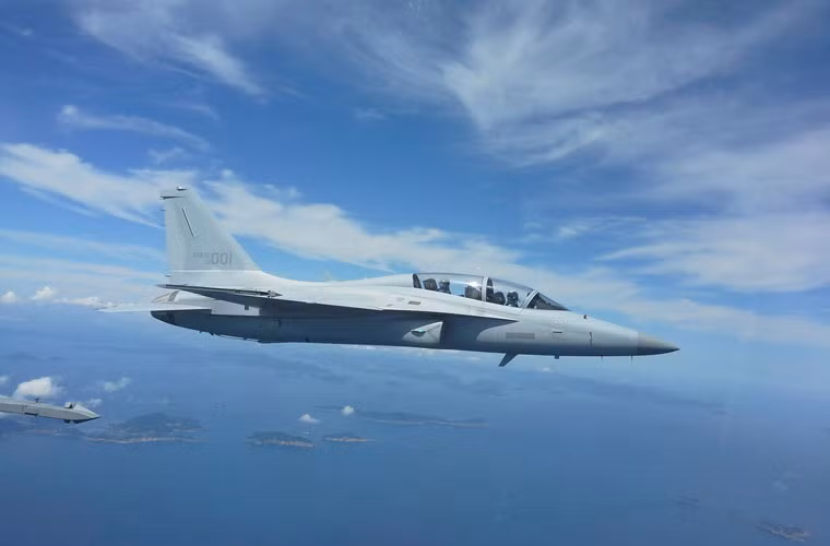 TA-50IQ được trang bị động cơ phản lực F404 do Samsung theo giấy phép hãng General Electric (Mỹ) cho tốc độ bay tối đa Mach 1,5, tầm bay 1.800km.