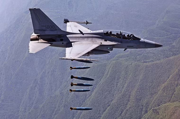 Cụ thể, nó có thể mang tên lửa không đối không AIM-9, tên lửa không đối đất AGM-65 Maverick, rocket 70mm, bom chùm CBU-58 và Mk-20, bom đa công dụng Mk-82/83/84.