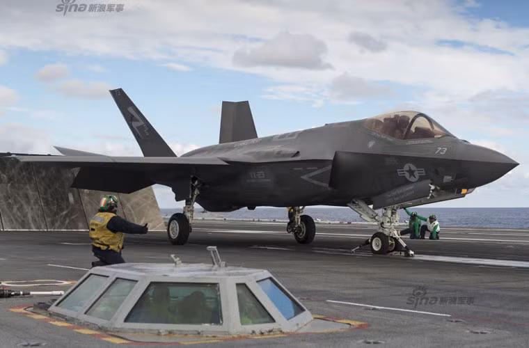 Ngoan muc canh tiem kich F-35C phut lua lao len troi