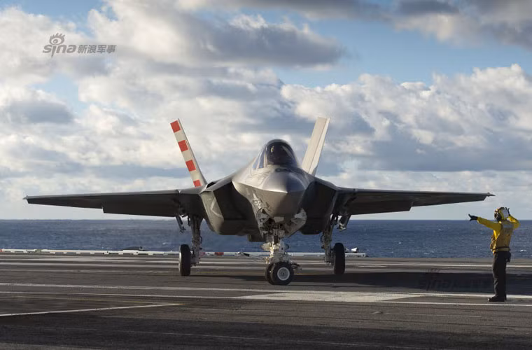 F-35C được trang bị động cơ phản lực F135 có lực đẩy khô 128kN và 191kN nếu đốt lần 2. Máy bay đạt tốc độ tối đa 1.930km/h, bán kính chiến đấu 1.100km.