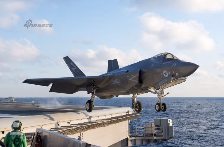 Bức ảnh khác chụp cảnh F-35C đang rời boong tàu sân bay USS Dwight Eisenhower (CVN-69).