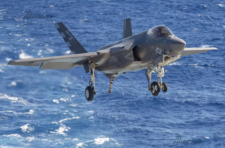 So với hai thế hệ F-35A và B, F-35C có một số điểm đổi khác để phù hợp hoạt động trên tàu sân bay. Cụ thể, nó sẽ có cánh lớn hơn và gấp được, diện tích các cánh điều khiển lớn hơn nhằm giúp điều khiển dễ dàng ở tốc độ thấp, và hệ thống hạ cánh chắc chắn hơn để chịu tải trọng khi hạ cánh trên hàng không mẫu hạm.