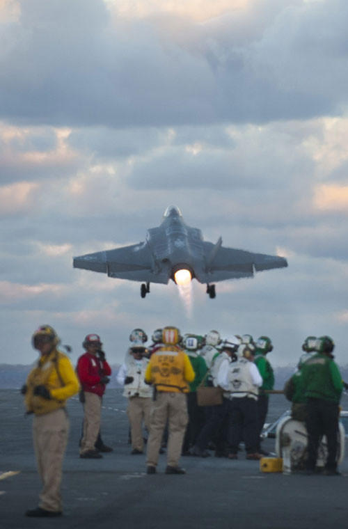 Ảnh: Động cơ phản lực F-35C đột nhiên liệu lần 2 phun lửa đưa chiếc tiêm kích hạm lao lên bầu trời.