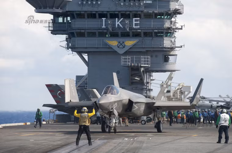 Ảnh: Tiêm kích hạm F-35C gấp gọn lại cánh chính.