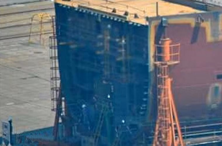 Các hình ảnh cho thấy, dường như tàu sân bay Type 001A được chế tạo theo công nghệ module. Nghĩa là thân tàu được chia nhỏ thành từng khối chế tạo ở nhiều nơi rồi đem lắp ghép lại. Đây là công nghệ mà Mỹ, Anh đang ứng dụng chế tạo các lớp tàu sân bay mới như Gerald R. Ford (CVN-78).