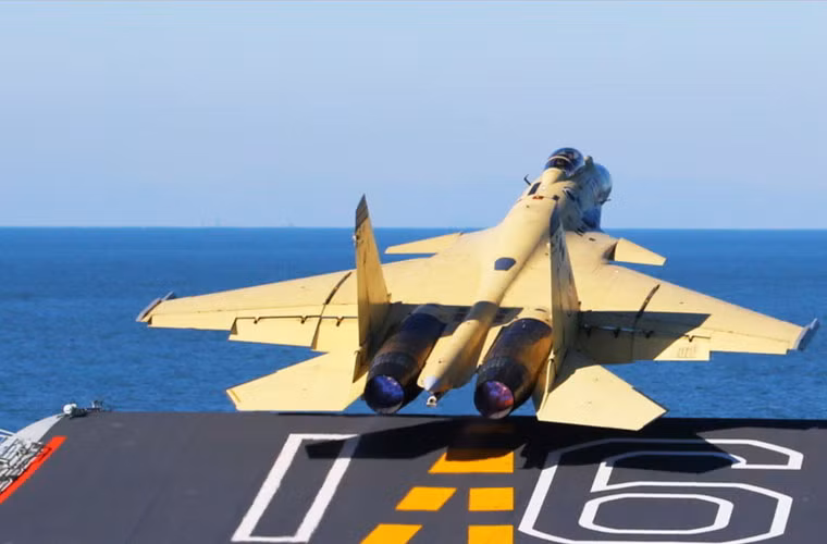 Hai tàu sân bay tương lai của Trung Quốc có thể vẫn được trang bị loại tiêm kích hạm J-15.