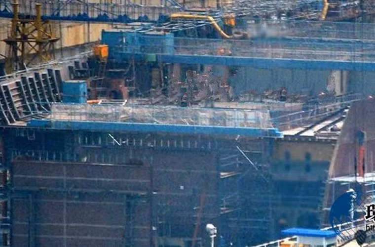 Các trang mạng Trung Quốc mới đây đăng tải loạt ảnh được cho là các bộ phận của tàu sân bay Type 001A đang được chế tạo tại nhà máy đóng tàu Đại Liên.