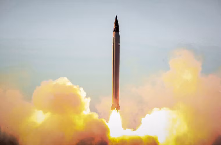 Can canh ten lua dan dao tam 2.500km cua Iran