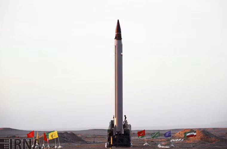 Hình ảnh của Emad (thân đạn, đuôi đạn) khiến người ta liên tưởng nhiều tới mẫu tên lửa đạn đạo Scud huyền thoại của Liên Xô. Thực tế thì chương trình phát triển tên lửa đạn đạo của Iran có sự liên hệ lớn với Scud nên không có gì ngạc nhiên lớn khi mà các thế hệ tên lửa của Iran có nét tương đồng.