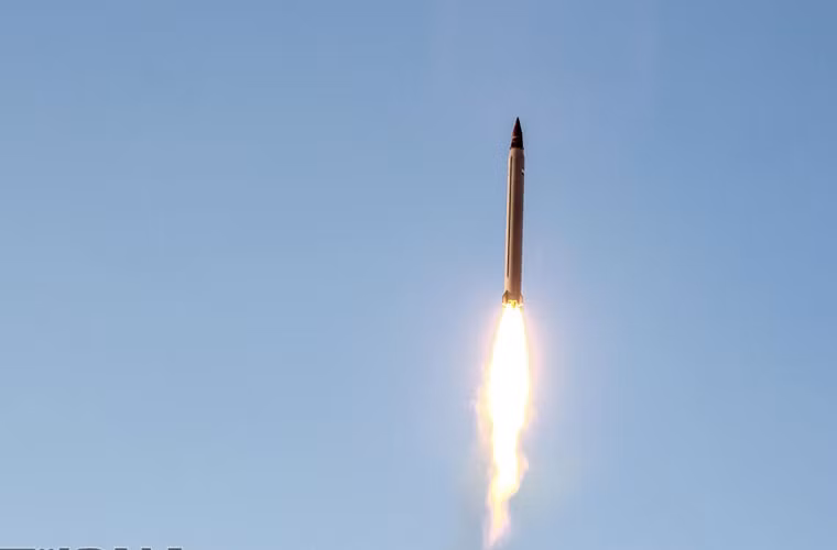 Các quan chức Iran tuyên bố rằng, tên lửa đạn đạo Emad được trang bị hệ thống dẫn đường và kiểm soát tiên tiến. Ảnh: Động cơ Emad đưa quả đạn lao lên bầu trời.