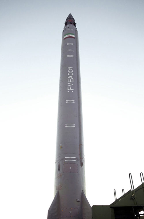 Tên lửa đạn đạo tầm trung Emad được cho là biến thể của tên lửa nhiên liệu lỏng Shahab, đạt tầm bắn khoảng 2.500km, bán kính lệch mục tiêu khoảng 100m, mang đầu đạn nặng 750kg. Ảnh: Tên lửa Emad trước khi thực hiện cuộc phóng.