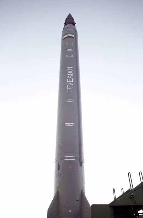 Tên lửa đạn đạo tầm trung Emad được cho là biến thể của tên lửa nhiên liệu lỏng Shahab, đạt tầm bắn khoảng 2.500km, bán kính lệch mục tiêu khoảng 100m, mang đầu đạn nặng 750kg. Ảnh: Tên lửa Emad trước khi thực hiện cuộc phóng.
