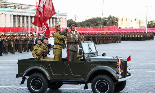 Hai nữ binh sĩ Quân đội Triều Tiên ngồi sau chiếc jeep kiểu Liên Xô dẫn đầu đội hình diễu duyệt binh.