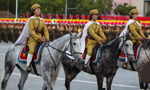 Các nữ binh sĩ cưỡi ngựa.