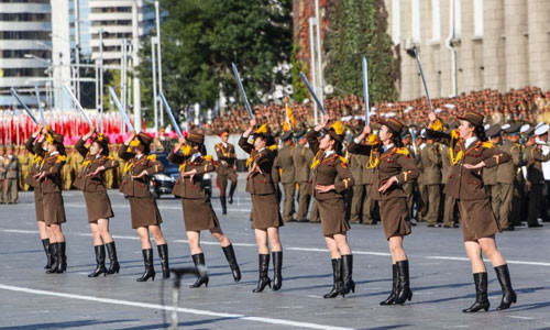 Trong ảnh, các nữ binh sĩ Quân đội Triều Tiên biểu diễn múa kiếm.