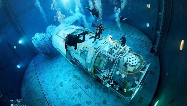  Phi hành gia Nga phải trải qua nhiều loại hình đào tạo, và tập bơi trong một hồ bơi rộng của module không gian kín 20 tấn là một phần trong đó.