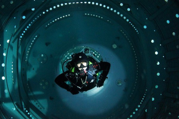 Tập bơi trong module kín là cách hữu hiệu nhất để phi hành gia làm quen với môi trường ngoài không gian.