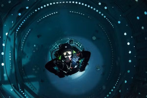 Tập bơi trong module kín là cách hữu hiệu nhất để phi hành gia làm quen với môi trường ngoài không gian.