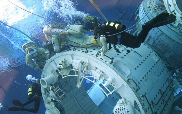 Các phi hành gia tham gia đào tạo sẽ mặc quần áo phi hành gia tham gia bơi huấn luyện.