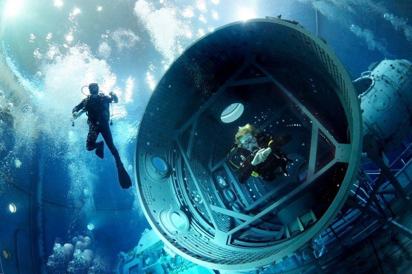 Các phi hành gia phải rất chật vật để điều khiển hành vi của bản thân trong môi trường này.