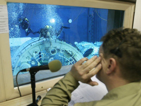 Có một đội theo dõi phi hành gia tập bơi ở bên ngoài để tìm ra các điểm thiếu sót và khắc phục.