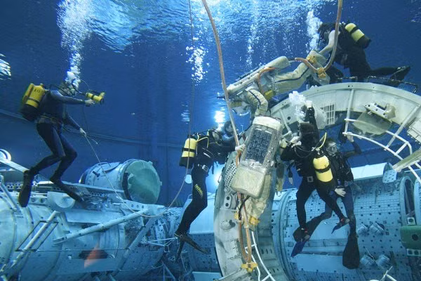 Các nhà du hành vũ trụ sẽ được huấn luyện, đào tạo để làm quen với điều kiện không trọng lượng.