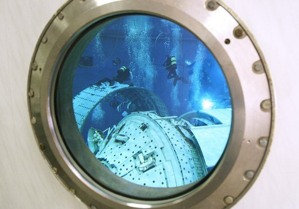 Môi trường bên trong module kín giống ngoài không gian.