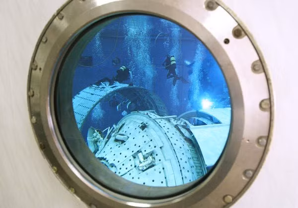 Môi trường bên trong module kín giống ngoài không gian.