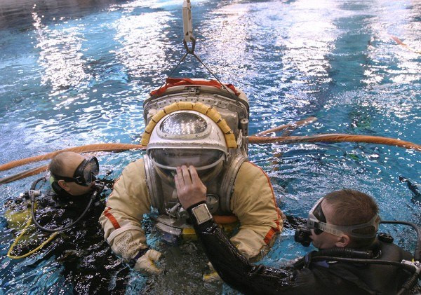 Việc luyện tập cũng giúp phi hành gia tránh được bệnh tật, buồn nôn hay chóng mặt khi ra ngoài bầu khí quyển của Trái đất .