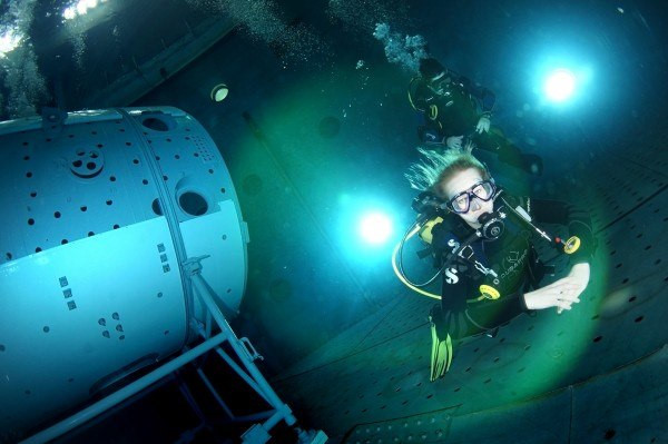 Các tình huống có thể gặp khi vào không gian đều được các phi hành gia tập luyện kỹ càng tại hồ bơi này.