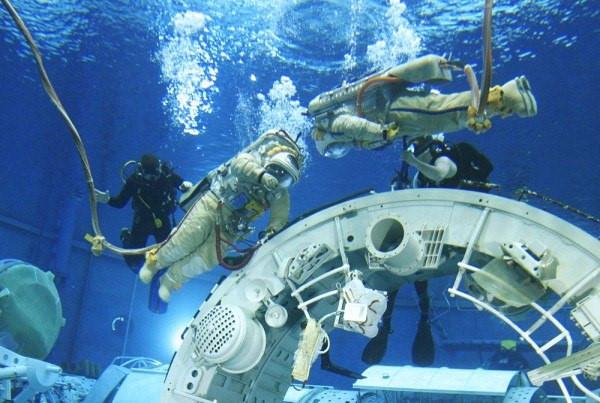 Nước trong hồ bơi được chưng cất để các phi hành gia tập luyện.