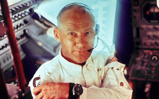 Sau khi thực hiện thành công sứ mệnh Apollo 11, ba phi hành gia Neil Armstrong, Buzz Aldrin và Michael Collins trở về Trái Đất an toàn. Tại thời điểm lịch sử đó, lượng khán giả truyền hình theo dõi sự kiện này lên tới 600 triệu người trên toàn thế giới.