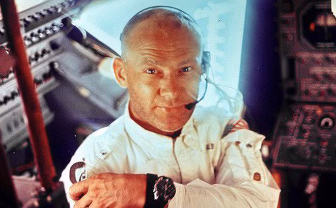 Sau khi thực hiện thành công sứ mệnh Apollo 11, ba phi hành gia Neil Armstrong, Buzz Aldrin và Michael Collins trở về Trái Đất an toàn. Tại thời điểm lịch sử đó, lượng khán giả truyền hình theo dõi sự kiện này lên tới 600 triệu người trên toàn thế giới.
