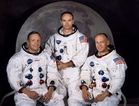 Thế giới đã chứng kiến cuộc đổ bộ lịch sử của ba phi hành gia: Neil Armstrong, Buzz Aldrin và Michael Collins của NASA trên tàu Apollo 11, hạ cánh lần đầu tiên trên Mặt trăng.