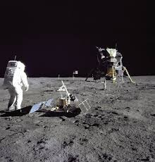 Với chuyến bay vào không gian Apollo 11, cuộc đổ bộ lên mặt trăng được coi như là một bước tiến vĩ đại của con người trong việc chinh phục vũ trụ.