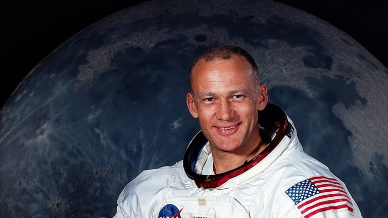 Phi hành gia Buzz Aldrin: Phi công lái tàu thăm dò Mặt trăng trong sứ mệnh Apollo 11 và là người thứ hai đặt chân lên Mặt trăng sau chỉ huy trưởng Neil Armstrong. Sau khi rời NASA năm 1971, ông trở lại phục vụ Không quân. Cựu phi hành gia này đã viết nhiều cuốn sách, kể cả các cuốn có nhan đề “Trờ lại trái đất” và “Những người đàn ông từ Trái đất”.