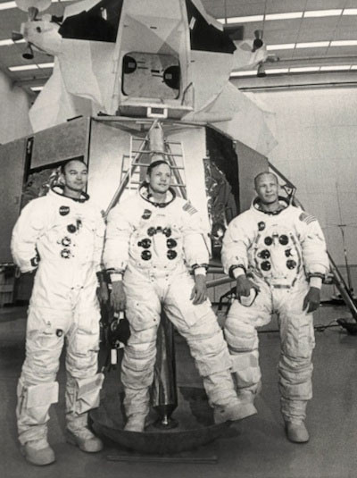 Ngày 24/7/1969, tàu Apollo 11 cùng ba phi hành gia hạ cánh an toàn xuống Thái Bình Dương, kết thúc chuyến hành trình tám ngày quan trọng trong lịch sử tiến bộ nhân loại. Ảnh: Phi hành đoàn của tàu Apollo 11: Mike Collins, Neil Armstrong và Edwin Buzz Aldrin tại Trung tâm vũ trụ Kennedy ở đảo Merritt, Florida