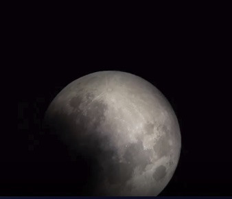 Nguyệt thực một phần xảy ra khi mặt trăng, trái đất và mặt trời lần lượt nằm trên một đường thẳng (hoặc gần thẳng) và mặt trăng đi qua bóng của trái đất. Khi đó, mặt trăng nằm đối diện với mặt trời qua trái đất.