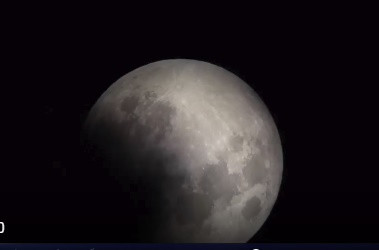 3h sáng 17/7, nguyệt thực nửa tối bắt đầu xuất hiện rõ ràng hơn. Lúc này mặt trăng mới chỉ chớm bị đen đi một phần.