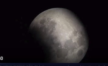  Hiện tượng nguyệt thực đạt cực đại lúc 4h30, sau đó mặt trăng lặn lúc 5h28, trước khi kết thúc.